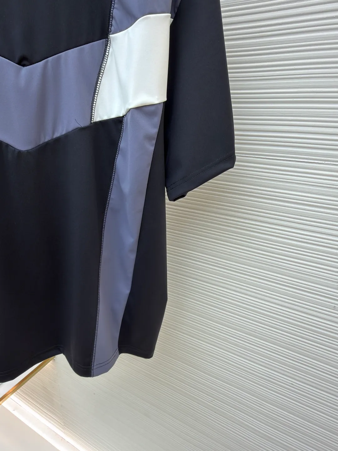 LOUIS VUITTON Spliced round neck jogging short-sleeved T-shirt ●Original version: purchased and developed by 8167 ●Item number: 1682020-A20 ●Fabric: cotton fabric ●Technology: made on positioning cutting machine ●Color: black, gray and white ●Type: fitted version ●Weight: about 295 grams ●Size: S-M-L-XL ●Description: This LOUIS VUITTON The FW25 jogging short-sleeved T-shirt is made of high-elastic technical knitted fabric (presumably a blend of polyester fiber and spandex). It has been treated with directional stretching technology and has both breathability and sports extensibility. The body of the garment adopts color-blocking insert technology: black, gray, and white panels are spliced ​​diagonally in a V-shape, and the edges are processed with "boneless overlocking" to make the seams smooth and smooth. The "LV" logo on the chest uses a silicone embossing + embroidery composite process: first outline the outline with embroidery thread of the same color, and then cover it with a matte silicone layer, which not only ensures the three-dimensionality of the logo, but also prevents it from falling off after washing. The neckline is double-layered ribbed and has built-in elastic webbing for reinforcement, making it less likely to deform after long-term wear. The overall shape is sporty and slim-fitting, and the arc of the cut piece has been ergonomically optimized, making it suitable for light sports such as jogging. The overall wiring is straight and delicate, the fabric is comfortable and soft, and the color is consistent without color difference. It can be matched with the same style to create a fashionable look and control various occasions. Customized accessories, complete with three standards, same style for men and women!